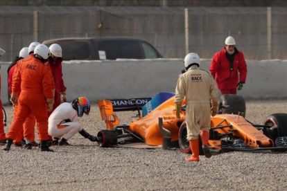 El propio Fernando Alonso quiso saber qué le había ocurrido a su rueda trasera derecha, en sus primeras vueltas en Montmeló.