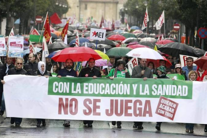 Más de 5.000 leoneses respaldaron una nueva convocatoria para protestar contra la política de recortes que lleva a cabo el Gobierno de Mariano Rajoy.
