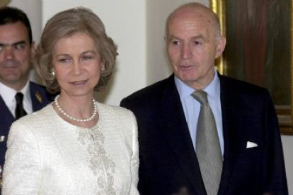 Gonzalo Anes, a la derecha, acompañado por la Reina Sofía