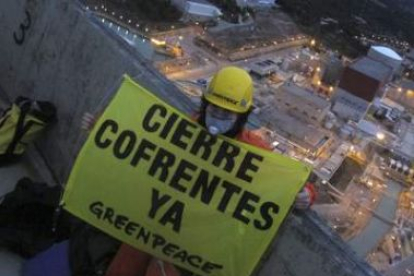 Imagen facilitada por Greenpeace de uno de sus activistas dentro de la central.