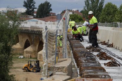 Imagen de los trabajos en el viaducto de Puente Villarente. RAMIRO