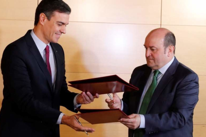 Pedro Sánchez y el presidente del PNV, Andoni Ortuzar.