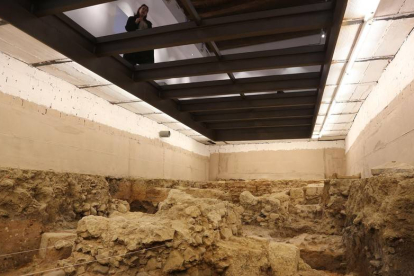 La cripta con los restos de varias murallas, visibles en el subsuelo de la Casona