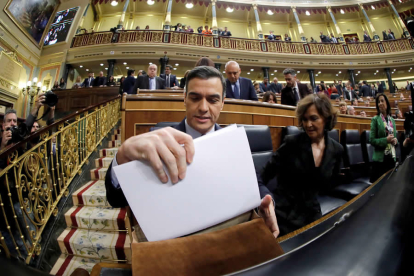 El presidente del Gobierno en funciones, Pedro Sánchez, hoy sábado en el Congreso de los Diputados poco antes del comienzo de la primera jornada de su investidura como presidente del Gobierno.