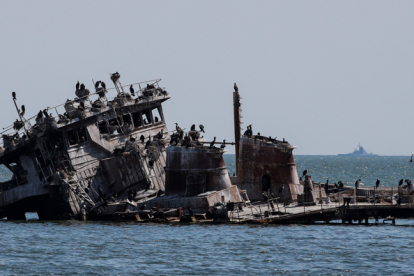 Un barco ucraniano hundido en el puerto marítimo de carga de Mariupol. SERGEI ILNITSKY EFE