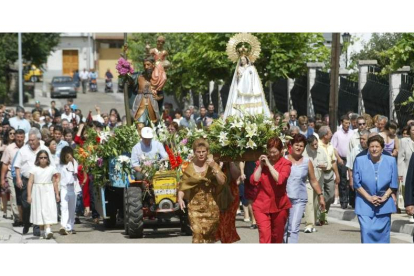 Un momento de la procesión del santo por las calles.