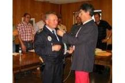 El policía Manuel Rubial recibió un homenaje de despedida en el pleno