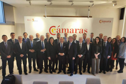 Los representantes de las 14 cámaras de comercio del noroeste, en su encuentro ayer en León. DL