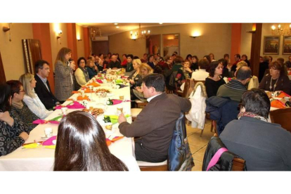 La concejala Doni Álvarez se dirige a los asitentes al Café Solidario, ayer en Valencia.