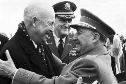 Francisco Franco recibe a Dwight D. Eisenhower, en diciembre de 1959.