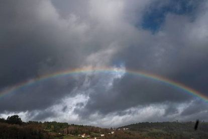 Vista del arcoiris en el municipio orensano de Celanova. BRAIS LORENZO