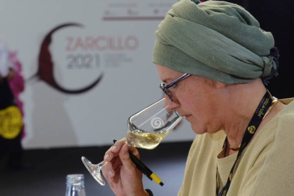 Una catadora valora uno de los vinos en el ámbito de la XVIII edición nacional y la X internacional de los Premios Zarcillo. NACHO GALLEGO
