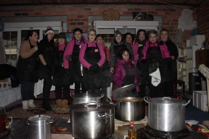 Las mujeres de la asociación Santa Águeda de Riaño, cocinando las patatas con carne. CAMPOS