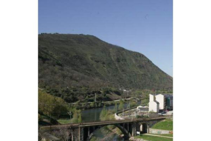 El río Sil desde el puente del ferrocarril de Ponferrada, con el monte Pajariel al fondo.