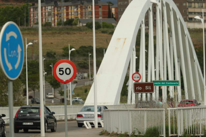 Señal de 50 en la vía de dos carriles por sentido que cruza el puente del Centenario, ayer. L. DE LA MATA