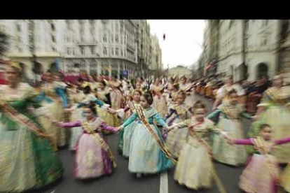 Desfile de los más de trescientas comisiones infantiles de falleras.