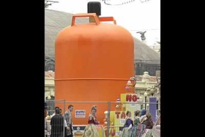 Uno de los más de 700 monumentos levantados en esta edición: un ninot con forma de bombona de butano.