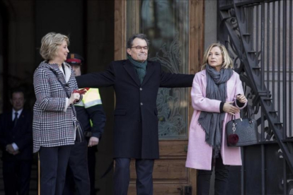 Irene Rigau, Artur Mas y Joana Ortega a las puertas del TSJC el primer día del juicio por el 9-N, en febrero del 2017.