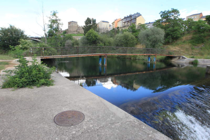 Imagen de archivo del río Sil a su paso por Ponferrada, con el Castillo al fondo. L. DE LA MATA