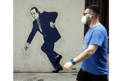 Un graffiti de Juan Carlos I, del artista apodado el Primo de Banksy, en una calle de Valencia. BIEL ALIÑO