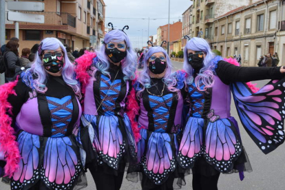 Un grupo de ninfas que no quisieron perderse ayer el Gran Desfile de Carnaval de Santa María del Páramo. MEDINA
