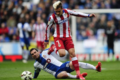 Abraham y Griezmann peleam por el balón, en un momento del partido que ha enfrentado al Espanyol y el Atlético en Cornellà.