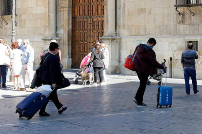 Turistas por el centro de León. MARCIANO PÉREZ