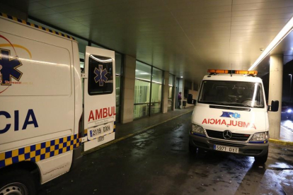 Ambulancias en la entrada de Urgencias del Hospital de León.