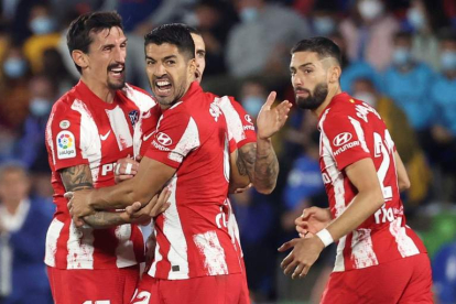 Suárez celebra junto a sus compañeros su segundo gol que otorgaba el triunfo al Atlético. KIKO HUESCA