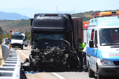 Debido al impacto, el conductor de uno de los camiones fue excarcelado por los bomberos.