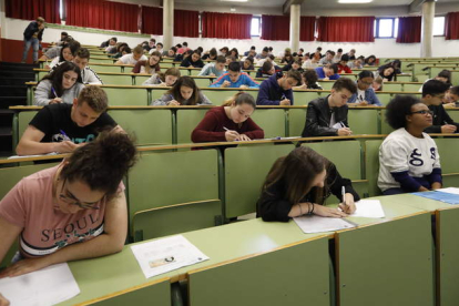 Los alumnos leoneses durante la última prueba celebrada en junio en una de las aulas de la Facultad de Derecho. MARCIANO PÉREZ