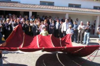 Momento de la presentación y bendición del nuevo pendón de Mansilla del Páramo