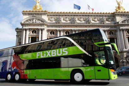 Un vehículo de Flixbus en París, en mayo del 2015.