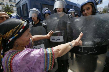 Una mujer protesta frente a la policía en Argel (Argelia).