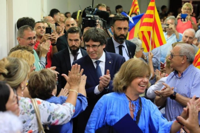 El president Puigdemont, tras la consellera Meritxell Borràs, a su llegada la míting en el Casino de l'Hospitalet