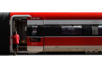 Personal asistente ante un tren de Iryo en la estación de Alicante. EFE