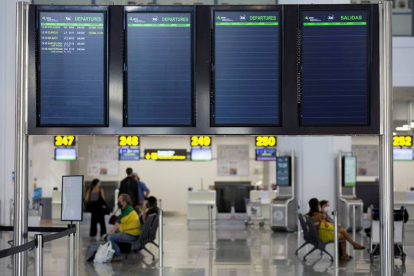 Varias personas esperan para embarcar en el aeropuerto de Málaga. DANIEL PÉREZ