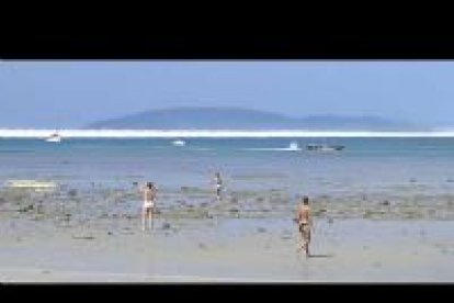 Unas nuevas fotos muestran cómo se vio la llegada del tsunami desde una playa tailandesa.