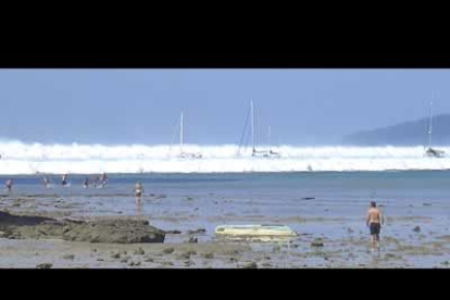 Aunque en las fotos la gran ola no parece tan grande, por la manera en que absorbe a los barcos se puede hacer una idea de su verdadera dimensión.