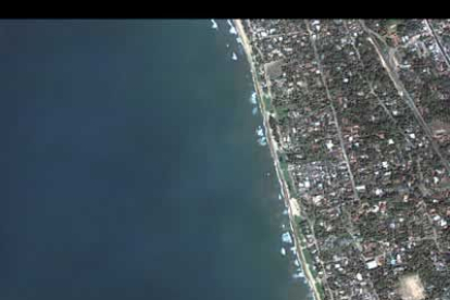 En esta foto y la siguiente, capatadas por satélite, se puede ver la costa de Sri Lanka antes y después de la llegada del tsunami.