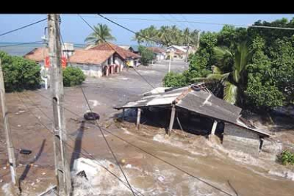 En total, el tsunami ha provocado destrozos y muertes en diez países. Sri Lanka, después de Indonesia, es uno de los más afectados.