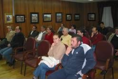 El salón de plenos del Ayuntamiento de Riaño acogió a los concejales y alcaldes de la comarca