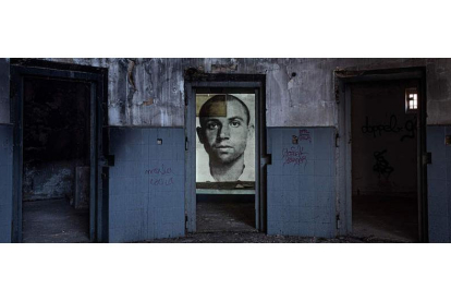 Proyección de una foto del poeta Miguel Hernández en una de las celdas de la cárcel de Huelva donde estuvo encarcelado. MARÍA CLAUSS