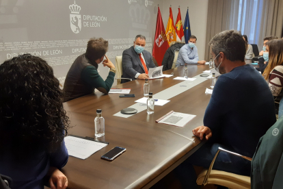 Reunión de trabajo entre la junta directiva de la Asociación de Jóvenes Empresarios de León y la Diputación de León. DL