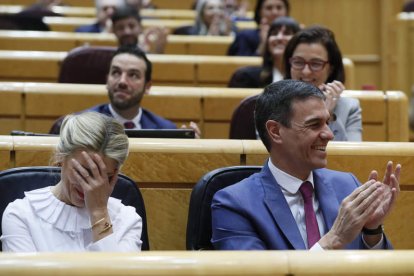 Pedro Sánchez y la vicepresidenta Yolanda Díaz ayer en el Senado, en la sesión de control al Gobierno. MARISCAL