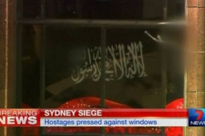La bandera de Al Qaeda en una de las ventanas del café Lindt de Sidney.