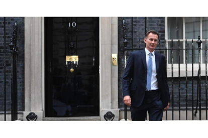 Jeremy Hunt sale del 10 de Downing Street, ayer. NEIL HALL