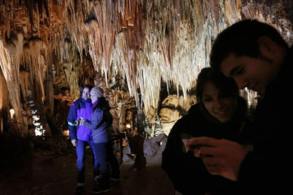 Alguno de los visitantes que eligieron el día de la apertura de temporada en la Cueva de Valporquero. JESÚS F. SALVADORES