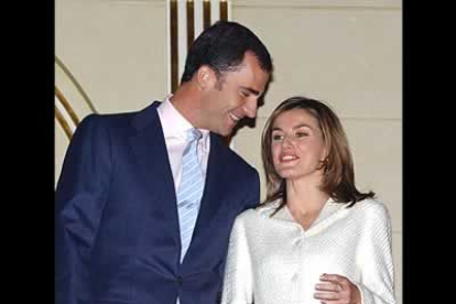 A pesar de que se le han atribuído muchas relaciones, el Príncipe de Asturias ha encontrado el amor en la periodista asturiana, Letizia Ortiz. De su unión saldrá el futuro heredero de la corona española.