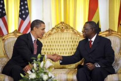 Barack Obama saluda a su John Atta Mills, durante el encuentro presidencial en Ghana .